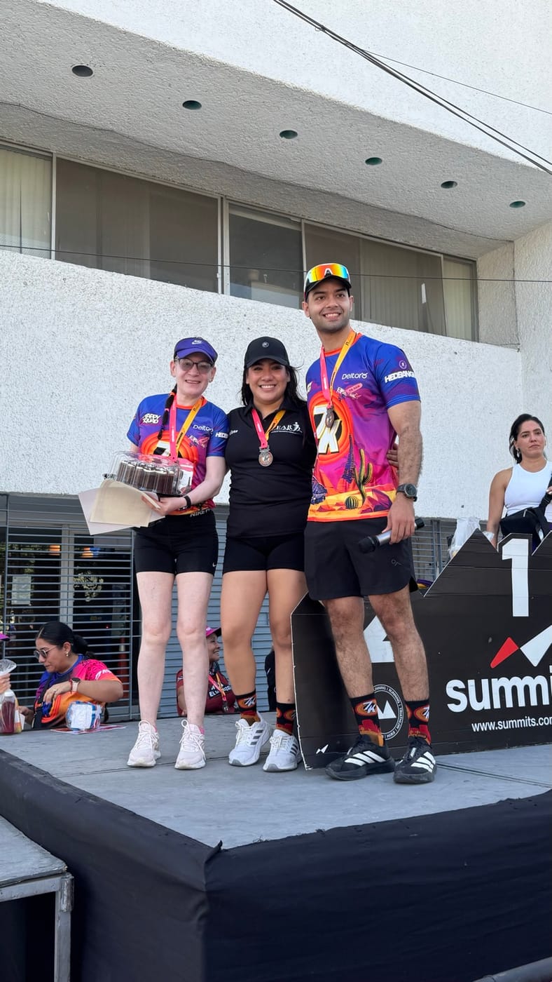 Equipo de LEAR celebrando con los ganadores de la carrera