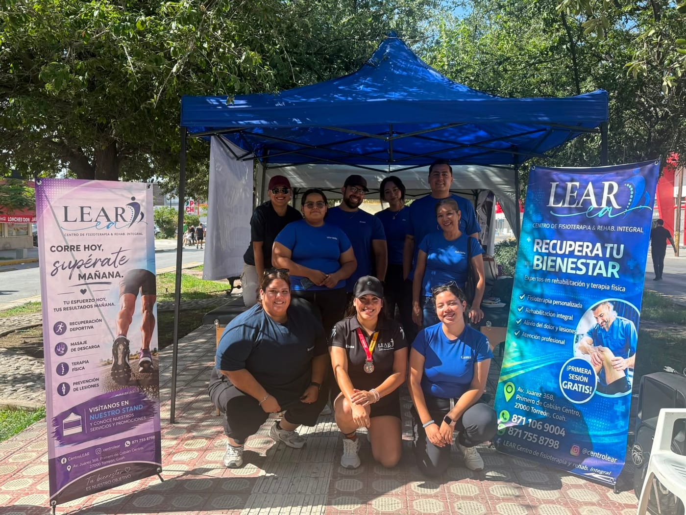Todo el equipo de LEAR reunido en el stand de la carrera 7K
