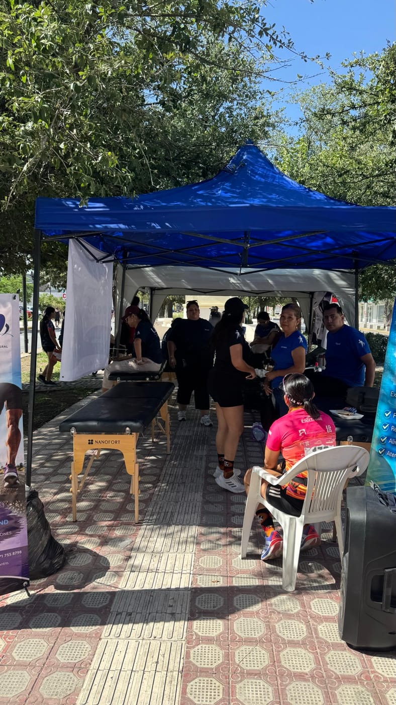 Camillas y equipo de LEAR listos para atender corredores