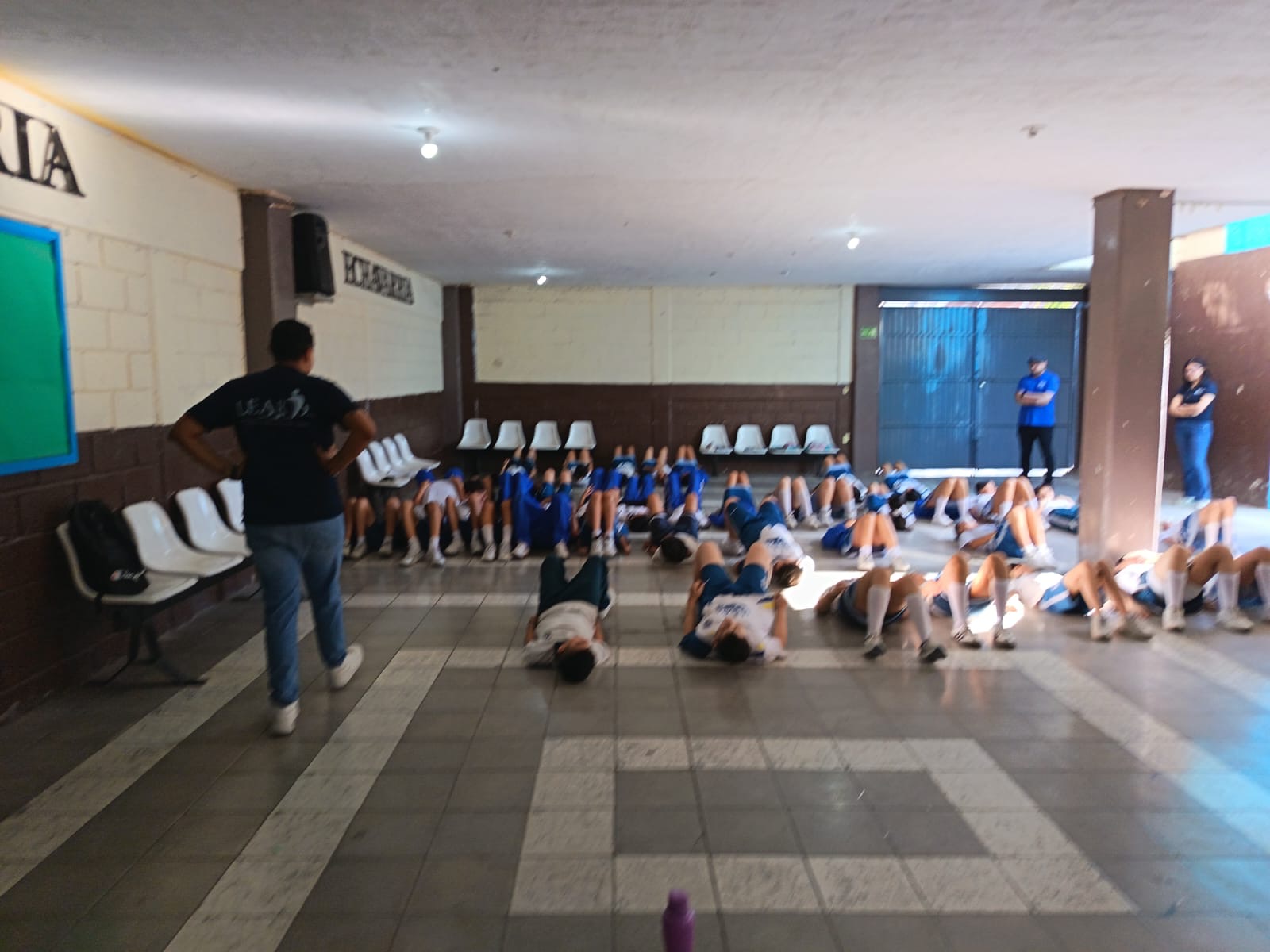 Estudiantes haciendo abdominales en grupo