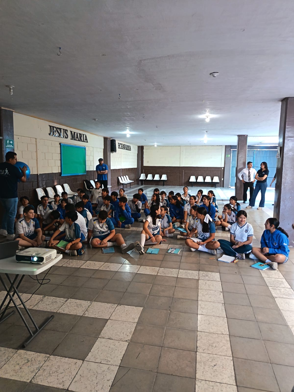 Estudiantes participando en la charla