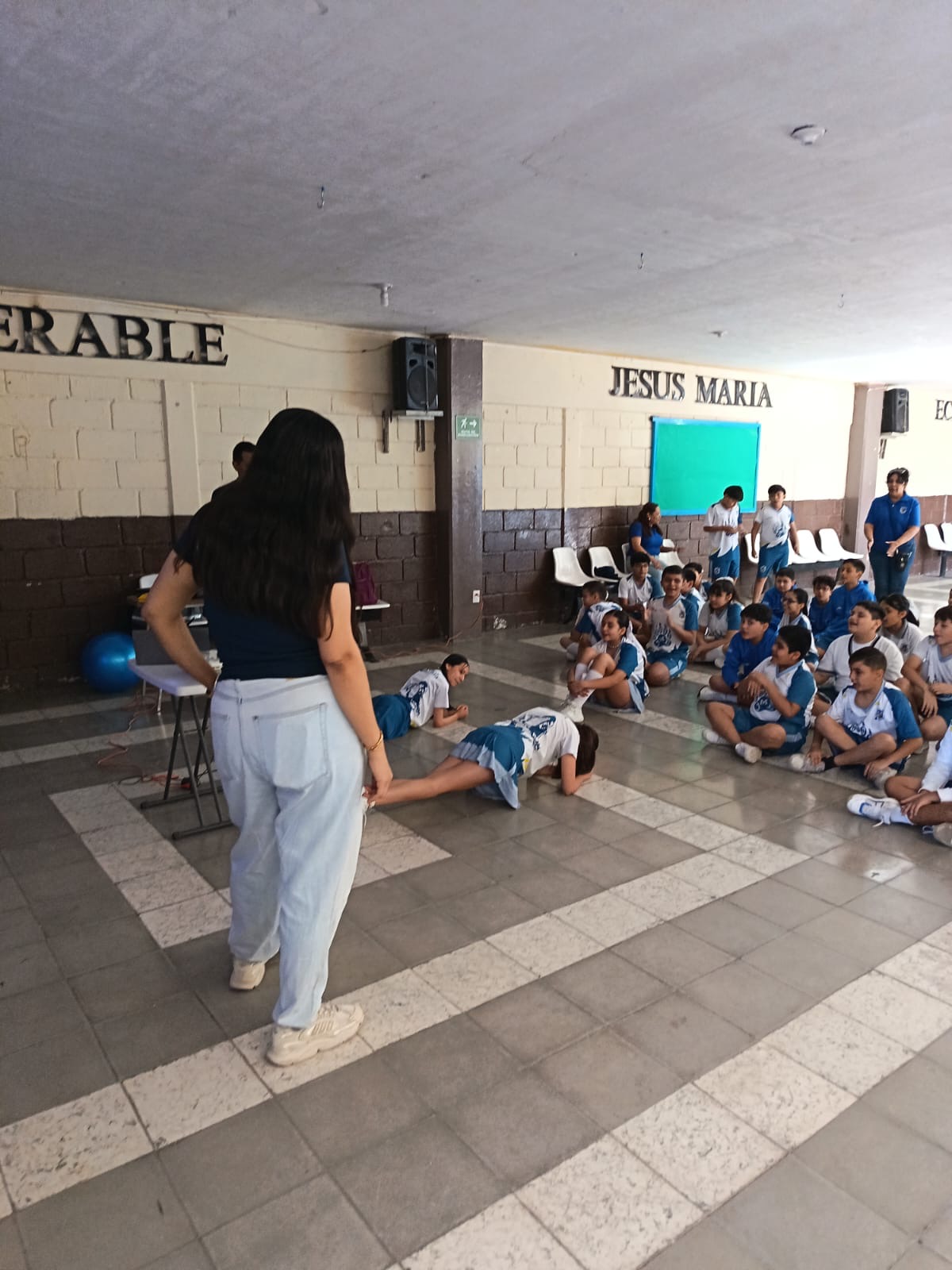 Estudiantes realizando ejercicios guiados