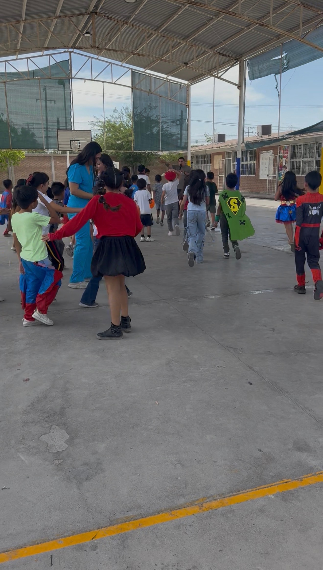 Niños y niñas bailando con disfraces