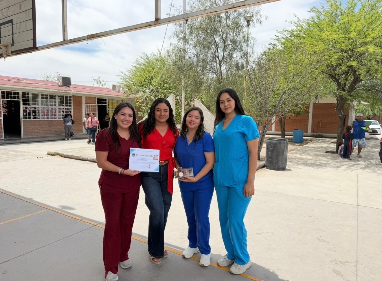 Equipo de LEAR con reconocimiento de la escuela