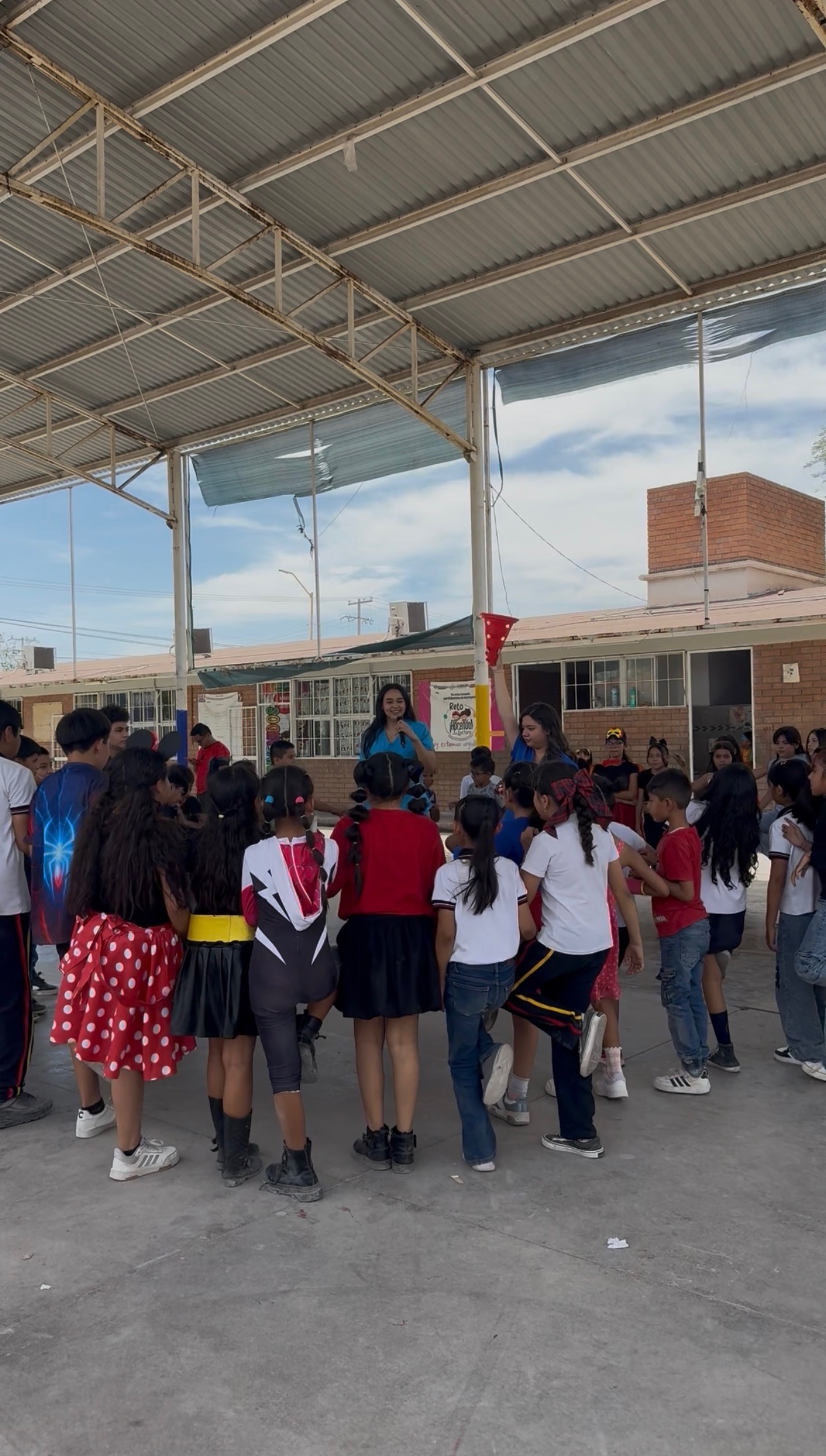 Grupo de niños y niñas en dinámica grupal