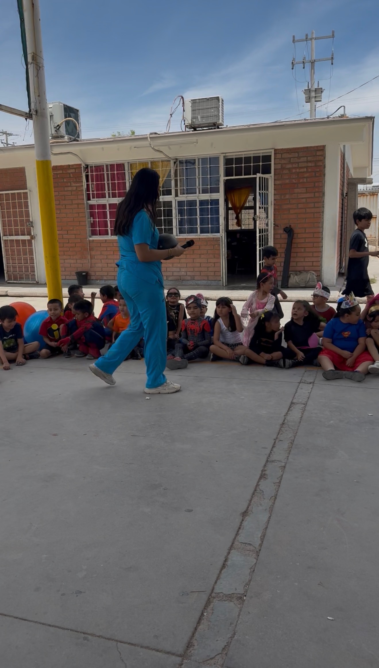 Niños y niñas en disfraces escuchando la introducción