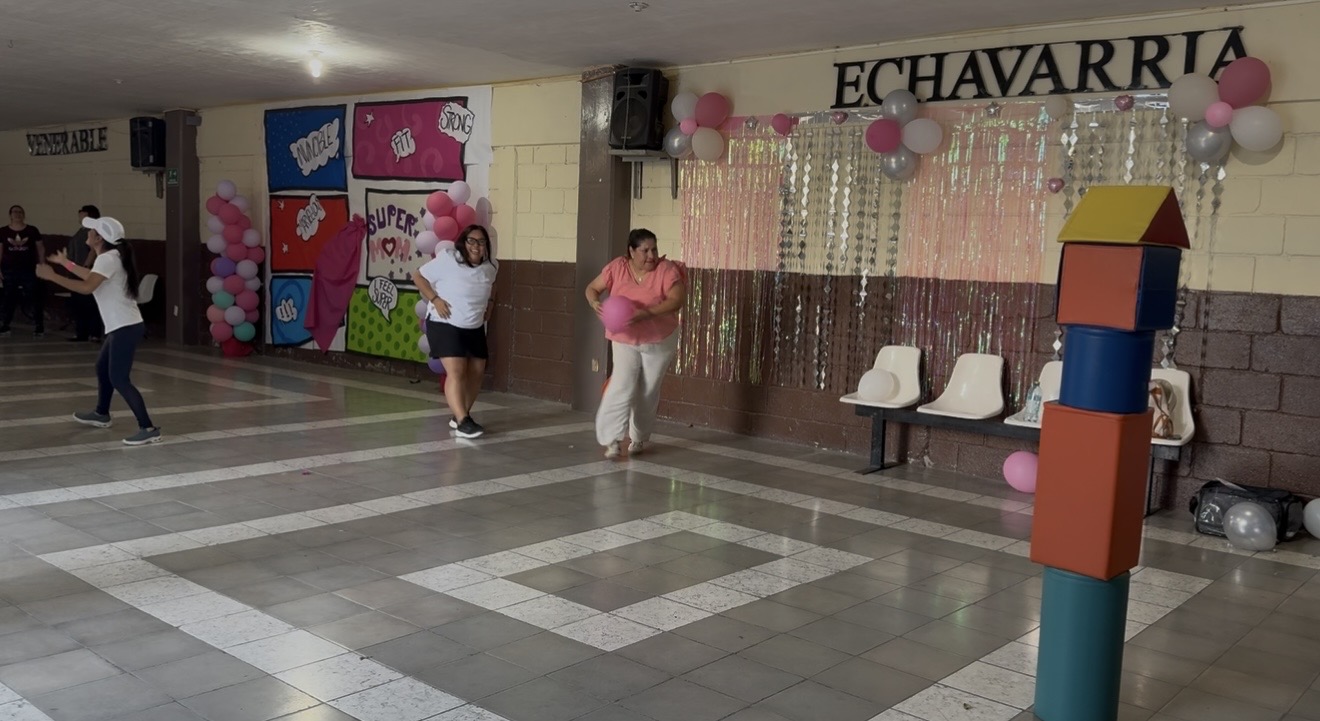 Mamá lanzando un balón en el Rally Deportivo del Día de las Madres