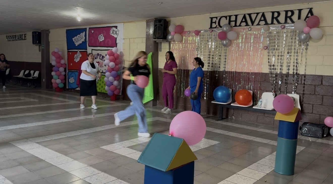 Mamá corriendo con balón hacia el siguiente reto